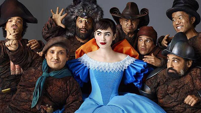 "Spieglein Spieglein": Schneewittchen (Lily Collins) findet bei den sieben Zwergen ein echtes Heim "Spieglein Spieglein": Schneewittchen (Lily Collins) findet bei den sieben Zwergen ein echtes Heim