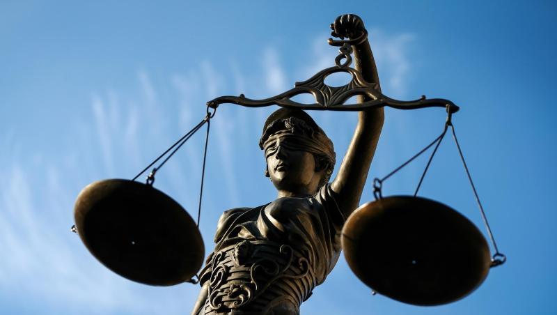 Eine Statue der Justitia hält eine Waage in ihrer Hand. Foto: David-Wolfgang Ebener/dpa/Archivbild Eine Statue der Justitia hält eine Waage in ihrer Hand. Foto: David-Wolfgang Ebener/dpa/Archivbild