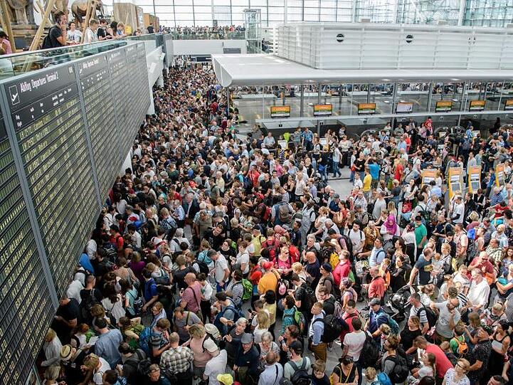 Zahlreiche Fluggäste warten am Flughafen in München am Terminal 2 auf ihre Flüge.