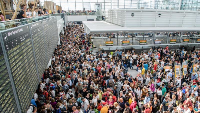 Zahlreiche Fluggäste warten am Flughafen in München am Terminal 2 auf ihre Flüge. Zahlreiche Fluggäste warten am Flughafen in München am Terminal 2 auf ihre Flüge.