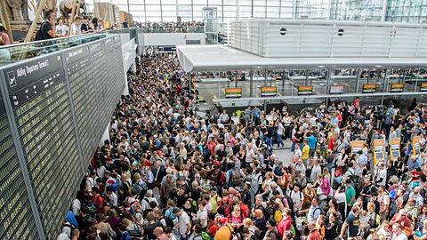 Zahlreiche Fluggäste warten am Flughafen in München am Terminal 2 auf ihre Flüge.