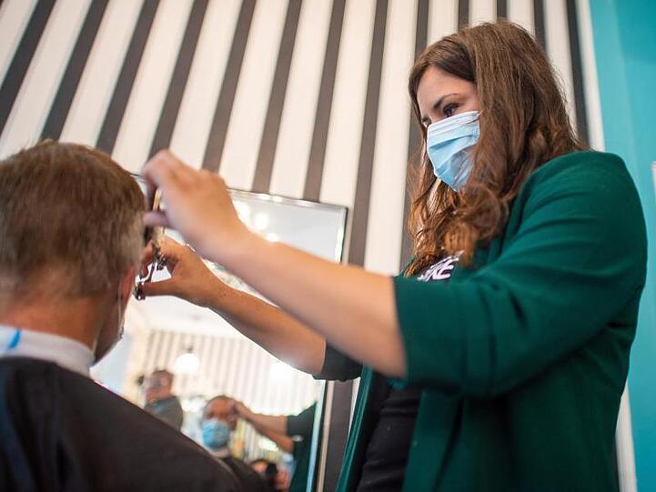 Eine Friseurin schneidet einem Kunden die Haarer. Foto: Klaus-Dietmar Gabbert/dpa-Zentralbild/ZB