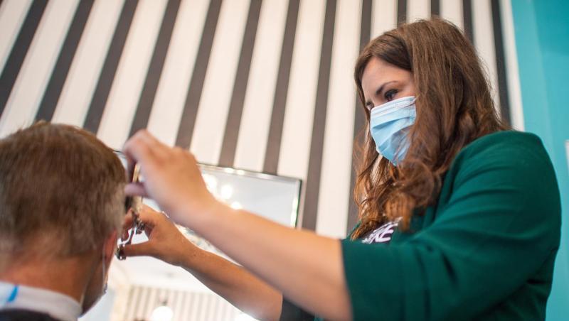 Eine Friseurin schneidet einem Kunden die Haarer. Foto: Klaus-Dietmar Gabbert/dpa-Zentralbild/ZB Eine Friseurin schneidet einem Kunden die Haarer. Foto: Klaus-Dietmar Gabbert/dpa-Zentralbild/ZB