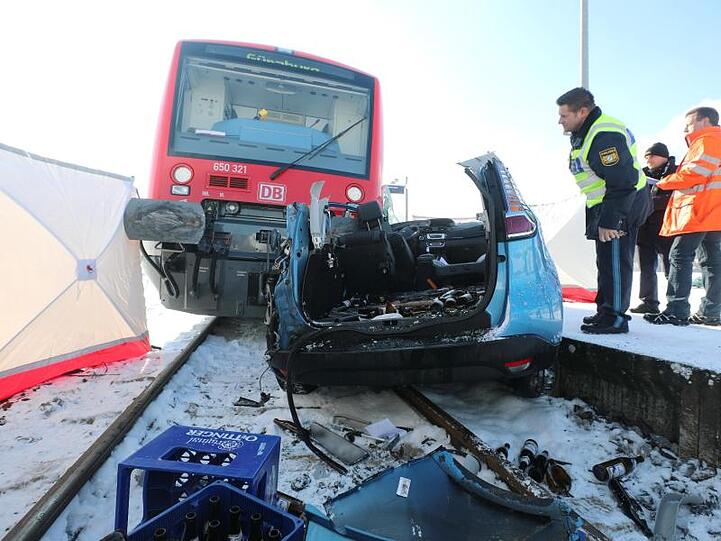 Ein stark beschädigtes Auto liegt nach einem Zusammenstoß mit einer Regionalbahn auf dem Gleis. Foto: Ralf Zwiebler
