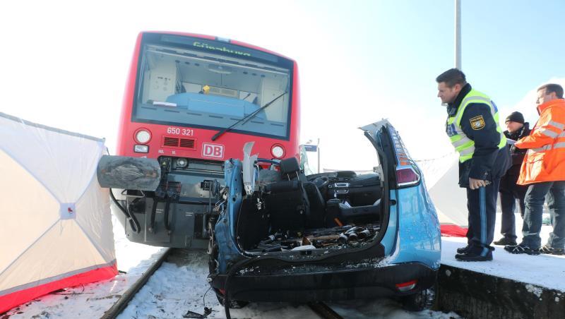 Ein stark beschädigtes Auto liegt nach einem Zusammenstoß mit einer Regionalbahn auf dem Gleis. Foto: Ralf Zwiebler Ein stark beschädigtes Auto liegt nach einem Zusammenstoß mit einer Regionalbahn auf dem Gleis. Foto: Ralf Zwiebler