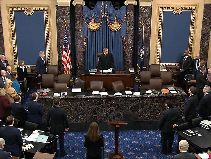 John Roberts (M), Vorsitzender des Obersten Gerichtshofes, spricht während der Fortsetzung des Amtsenthebungsverfahrens im US-Senat in Washington.