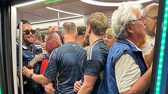 "Ich warte lieber auf den nächsten Zug", schreibt AZ-Chefredakteur Michael Schilling, der mitten ins U-Bahn-Chaos geraten ist. Bei diesem Anblick sicher die richtige Entscheidung...