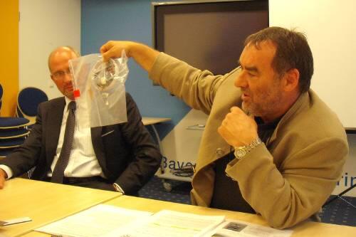 Eduard Liedgens zeigt einen sichergestellten rauchmelder, in den Gangster eine Handykamera eingebaut haben.