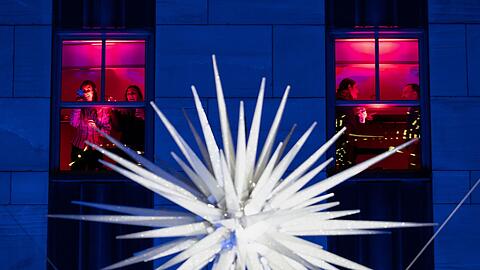 Die Lichter am Baum sind angeknipst.