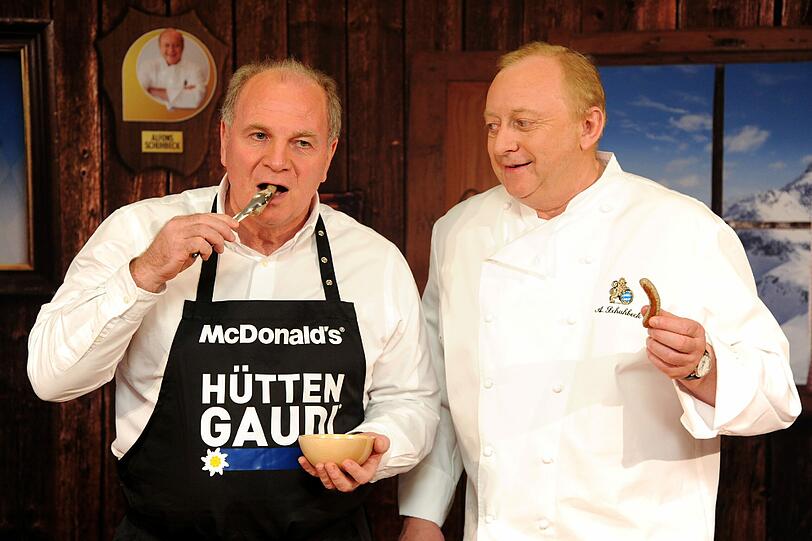 Bayern-Präsident Uli Hoeneß präsentierte mit Starkoch Alfons Schuhbeck die von ihm kreierten Nürnberger.