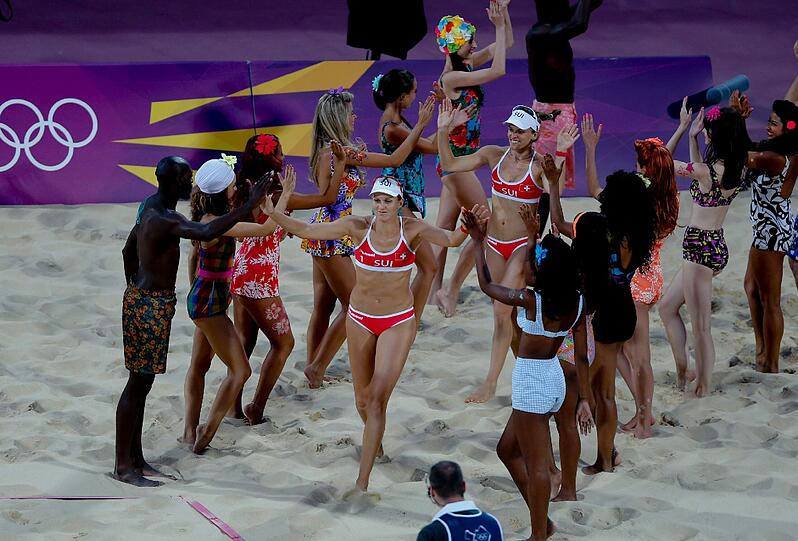 Wummernde Beats, tanzende Fans, knappe Bikinis und die besten Beachvolleyballer der Welt: Beim olympischen Turnier auf dem Horse Guards Parade wird ausgelassen gefeiert.