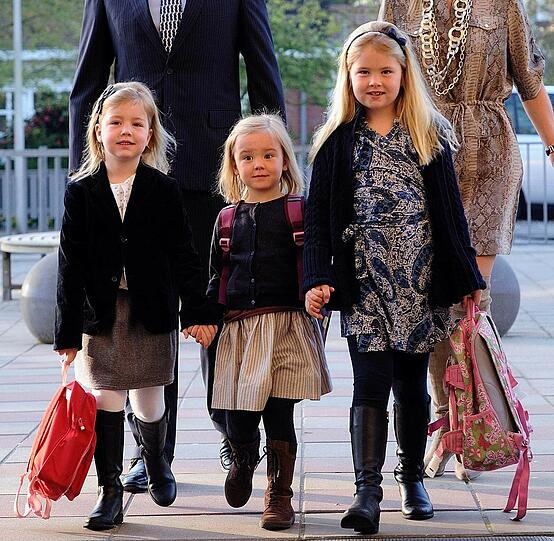 Die drei süßen Mädels sind der Nachwuchs von Willem Alexander und Maxima, dem Kronprinzenpaar der Niederlande: Prinzessin Alexia, Prinzessin Ariane und Prinzessin Amalia, die nach ihrem Vater in der Thronfolge auf Platz zwei steht.
