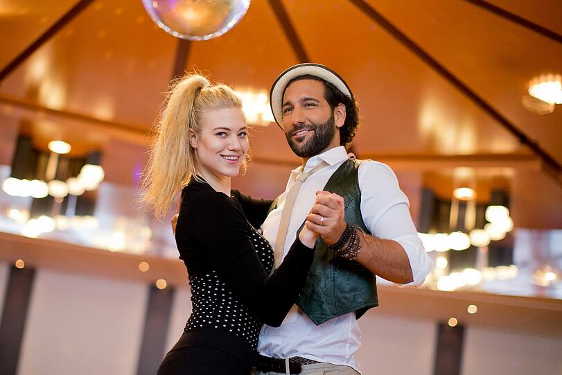 Larissa Marolt macht beim Tanztraining mit Massimo eine Top-Figur. Die Bilder!