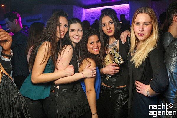 Die besten Partybilder vom Samstag. Hier aus dem Crown's Club.