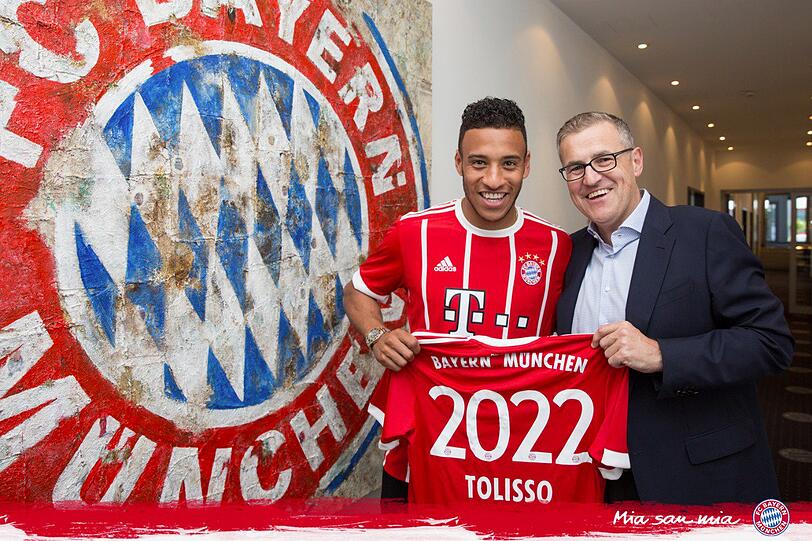 Im Bayern-Trikot: Corentin Tolisso (l.) mit Bayerns Finanzvorstand
Jan-Christian Dreesen.