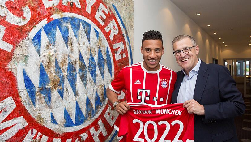 Im Bayern-Trikot: Corentin Tolisso (l.) mit Bayerns Finanzvorstand
Jan-Christian Dreesen. Im Bayern-Trikot: Corentin Tolisso (l.) mit Bayerns Finanzvorstand
Jan-Christian Dreesen.