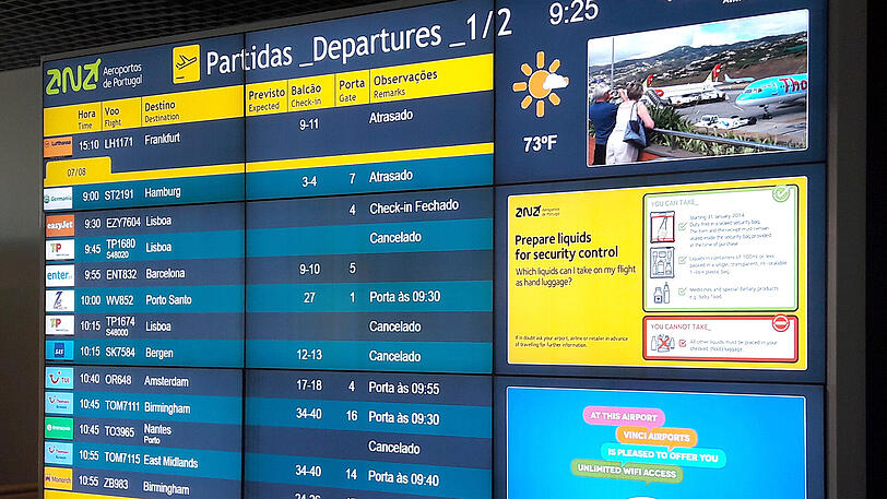 Verspätete und annullierte Flüge stehen auf dem Flughafen in Funchal auf der Anzeigetafel.
