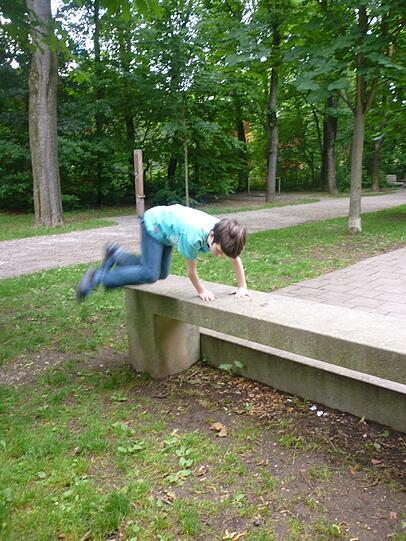 "Mein Sohn hat sich vor einem halben Jahr in Parkour und Freerunning verliebt. Bei dieser modernen Sportart geht es um Schnelligkeit, Ausdauer, Balance und Präzision."