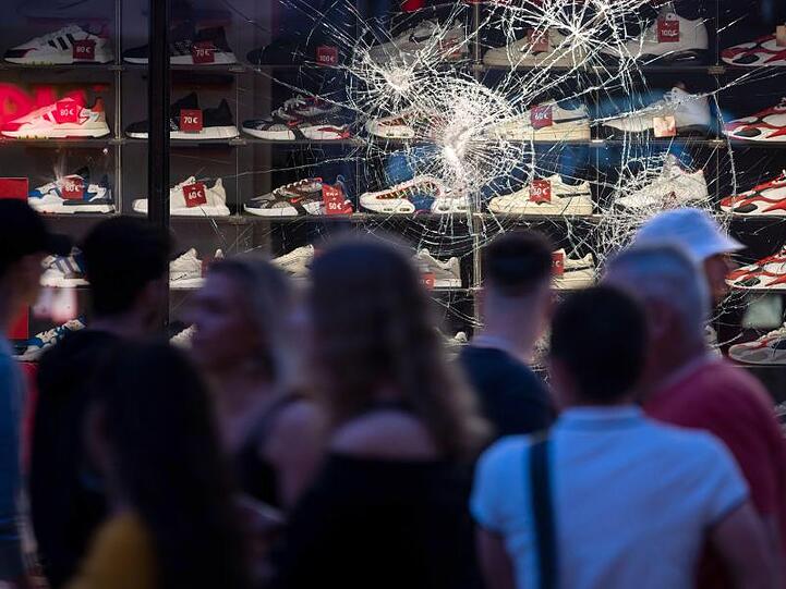 21. Juni: Die beschädigte Scheibe eines Einzelhandelsgeschäfts in Stuttgart.