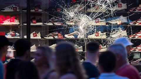 21. Juni: Die beschädigte Scheibe eines Einzelhandelsgeschäfts in Stuttgart.
