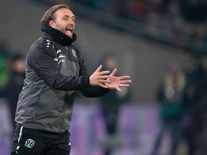 Hannovers Trainer Thomas Doll gestikuliert verzweifelt an der Seitenlinie.