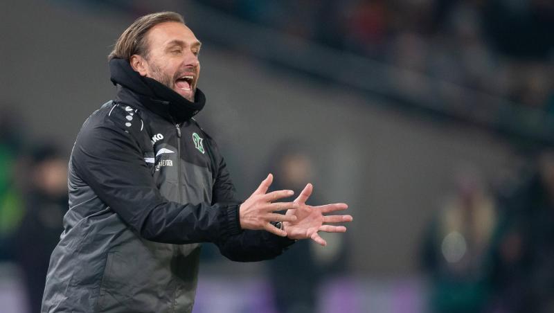 Hannovers Trainer Thomas Doll gestikuliert verzweifelt an der Seitenlinie.