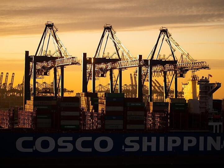 Ein Containerschiff der China Ocean Shipping Company (COSCO) am Containerterminal Tollerort der Hamburger Hafen und Logistik AG (HHLA). Die OECD hat ihren neuen Konjunkturbericht vorgelegt.