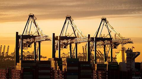 Ein Containerschiff der China Ocean Shipping Company (COSCO) am Containerterminal Tollerort der Hamburger Hafen und Logistik AG (HHLA). Die OECD hat ihren neuen Konjunkturbericht vorgelegt.