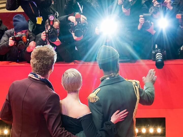 Albrecht Schuch (l-r), Jella Haase und Welket Bungue im Fokus der Fotografen.