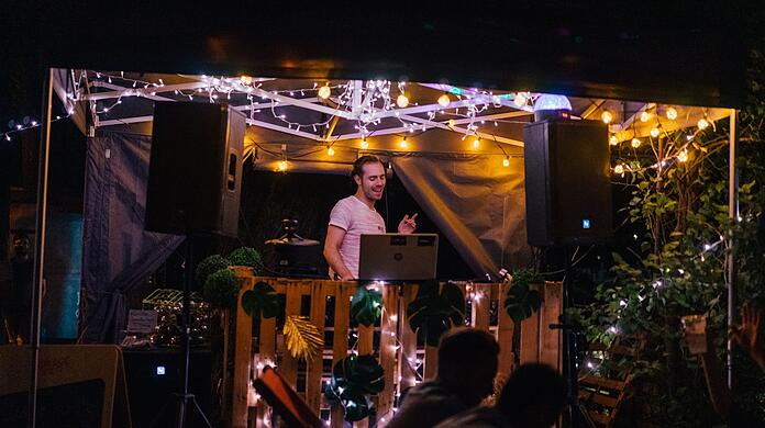 Lorenz Sirtl (31), auch genannt "DJ L3VELS, sorgt am Riverside am Abend für richtig Stimmung.