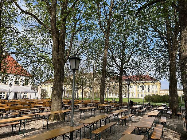 Blick auf das neue Schloss Schleißheim vom Biergarten aus. Blick auf das neue Schloss Schleißheim vom Biergarten aus.