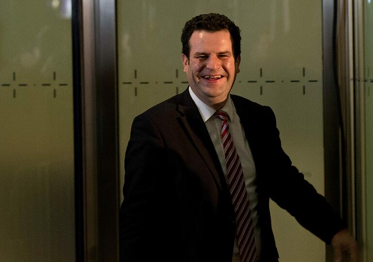 Der stellvertretende Fraktionsvorsitzende der SPD, Hubertus Heil, lacht in der Nacht während der Koalitionsverhandlungen von CDU/CSU und SPD im Hof des Willy-Brandt-Hauses in Berlin. Nach einer 17-Stündigen Marathonsitzung haben sich Union und SPD auf einen  Koalitionsvertrag geeinigt.