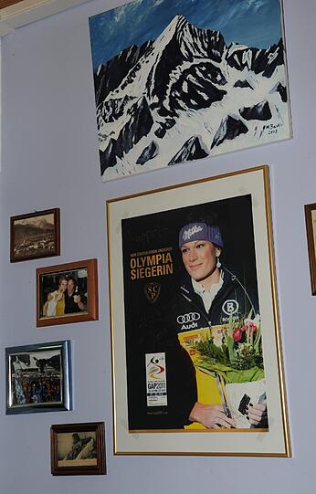 An der Wand im Bistro hängen zahlreiche Bilder und Erinnerungsstücke an die größten Erfolge von Maria Hofl-Riesch.