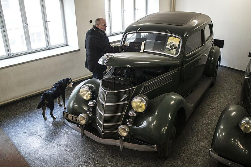 Heinz Rosenberger neben einem Ford (Baujahr 1938), mit dem 1950 angeblich Konrad Adenauer in Passau chauffiert wurde.