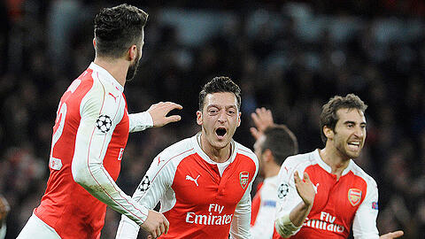 Mesut Özil (Mitte) und seine Teamkollegen vom FC Arsenal bejubeln einen Treffer gegen Dinamo Zagreb.