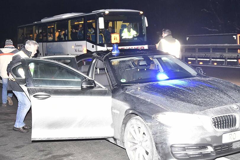 Am Mittwoch brannte auf der A8 bei Irschenberg ein Flüchtlingsbus komplett aus.