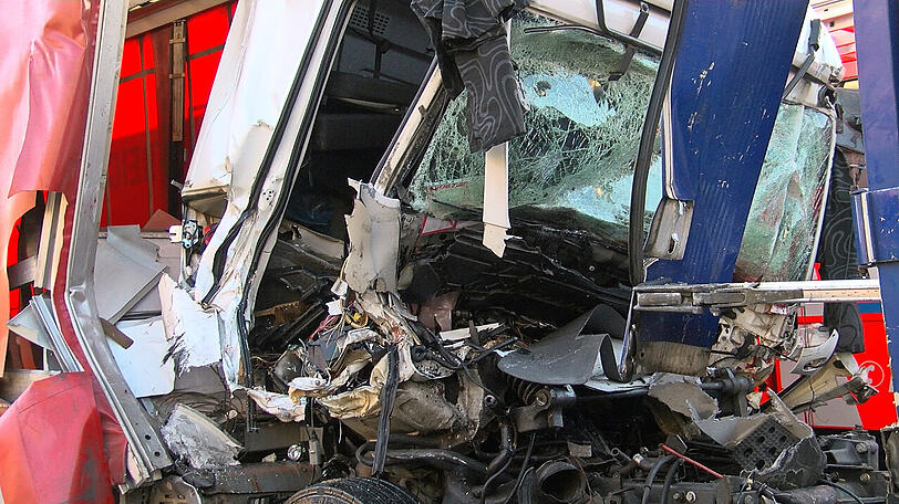 Aus ungeklärter Ursache krachte ein Lastwagen auf der A3 ungebremst in den vor ihm fahrenden Lkw.