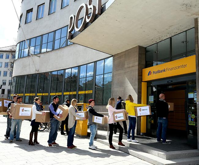 Packerl statt Container - die Aktion &bdquo;Packmee&ldquo; ruft zu Kleiderspenden über die Post auf. Wer altes Gewand für den guten Zweck weggeben will, schickt es an &bdquo;Packmee&ldquo;. Am Dienstag war das leider noch nicht möglich - zumindest nicht am Goetheplatz: Da hatte die Post nämlich zu.