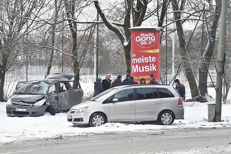 Bei dem Unfall wurden mehrere Personen verletzt.