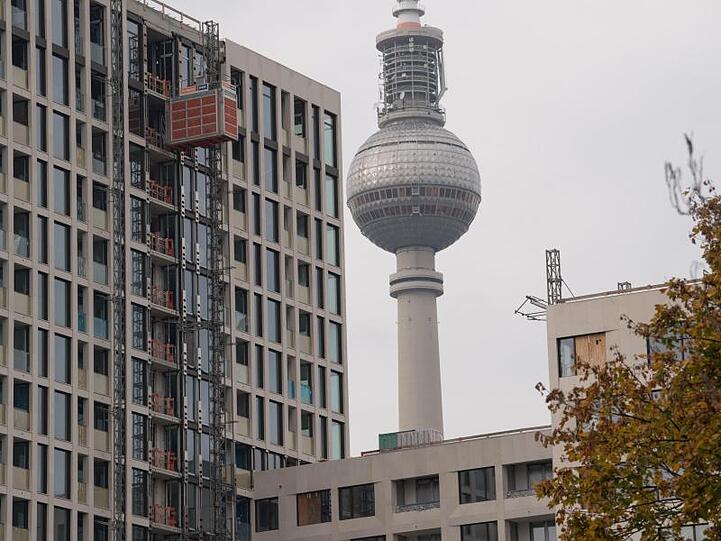 Im Bau befindliche Wohnungen des Bauprojekts Grandaire entstehen in Sichtweite des Fernsehturms.