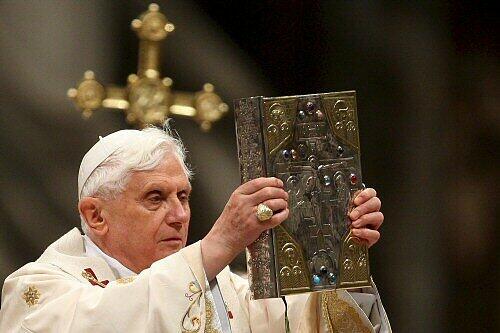 Papst Benedikt XVI. bei der Osterwache