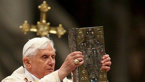 Papst Benedikt XVI. bei der Osterwache Papst Benedikt XVI. bei der Osterwache