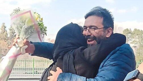 Endlich frei: Hossein Yazdi umarmt seine Frau.