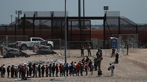 Migranten nach ihrer Ingewahrsamnahme durch die US-Behörden an der Grenze zwischen den USA und Mexiko auf.