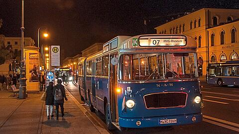 Ein rollendes Ausstellungsstück: Auf der Linie O7 fahren am Samstag bei der langen Nacht der Museen historische Münchner Linienbusse wie dieser im 20-Minuten-Takt vom Odeonsplatz zum MVG Museum, mit Haltestellen am Ostbahnhof, an der Bayerischen Volkssternwarte und am Giesinger Bahnhof.