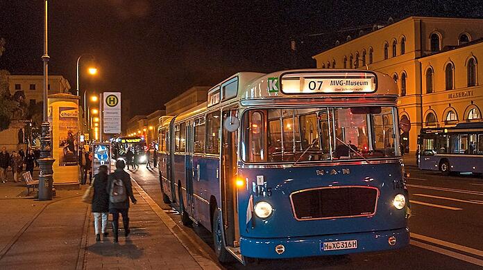 Ein rollendes Ausstellungsstück: Auf der Linie O7 fahren am Samstag bei der langen Nacht der Museen historische Münchner Linienbusse wie dieser im 20-Minuten-Takt vom Odeonsplatz zum MVG Museum, mit Haltestellen am Ostbahnhof, an der Bayerischen Volkssternwarte und am Giesinger Bahnhof.
