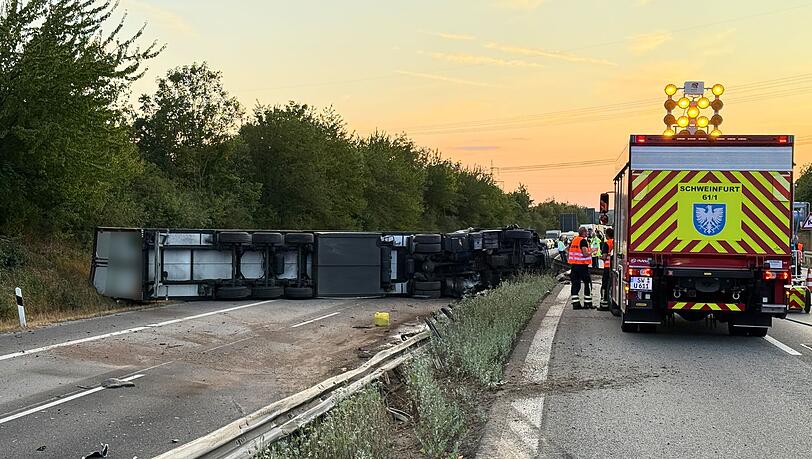 Ein Lastwagen ist auf der Autobahn 70 umgekippt.