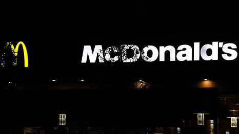 Bei dem Einbruch in der McDonald's-Filiale in Eching entwendeten die Diebe rund 13.000 Euro. (Symbolbild)