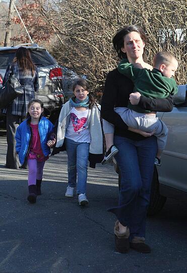 Erleichtert halten die Eltern ihre Kinder nach dem Amoklauf ganz fest. Viele Eltern mussten vor der Schule vergeblich auf ihre Kinder warten.