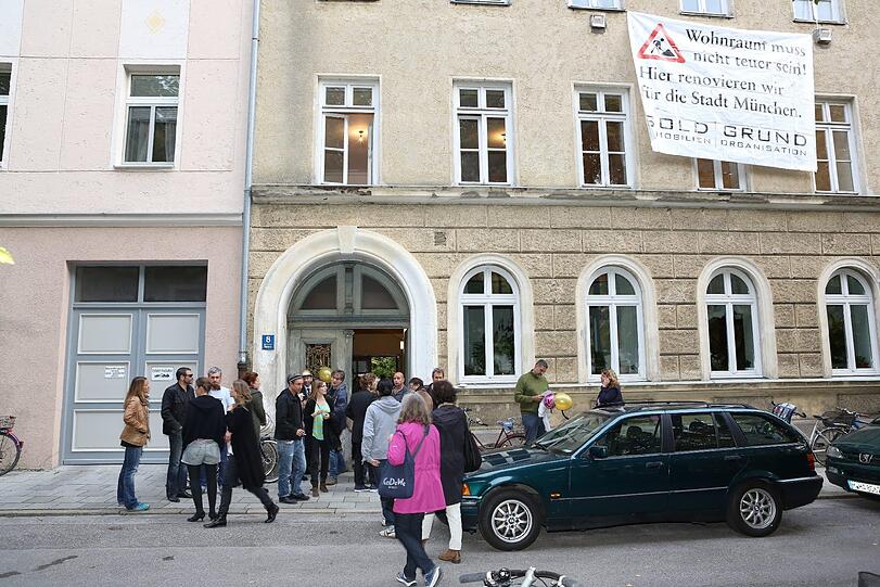 Das städtische Skandalhaus in der Pilotystraße 8. Jetzt wird darüber gestritten, wie teuer die Sanierung werden darf.